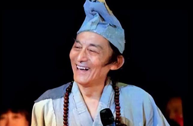 35年前，游本昌在出演济公时，遇到了三件怪事，而且每件事都十分奇幻，至今无法用科