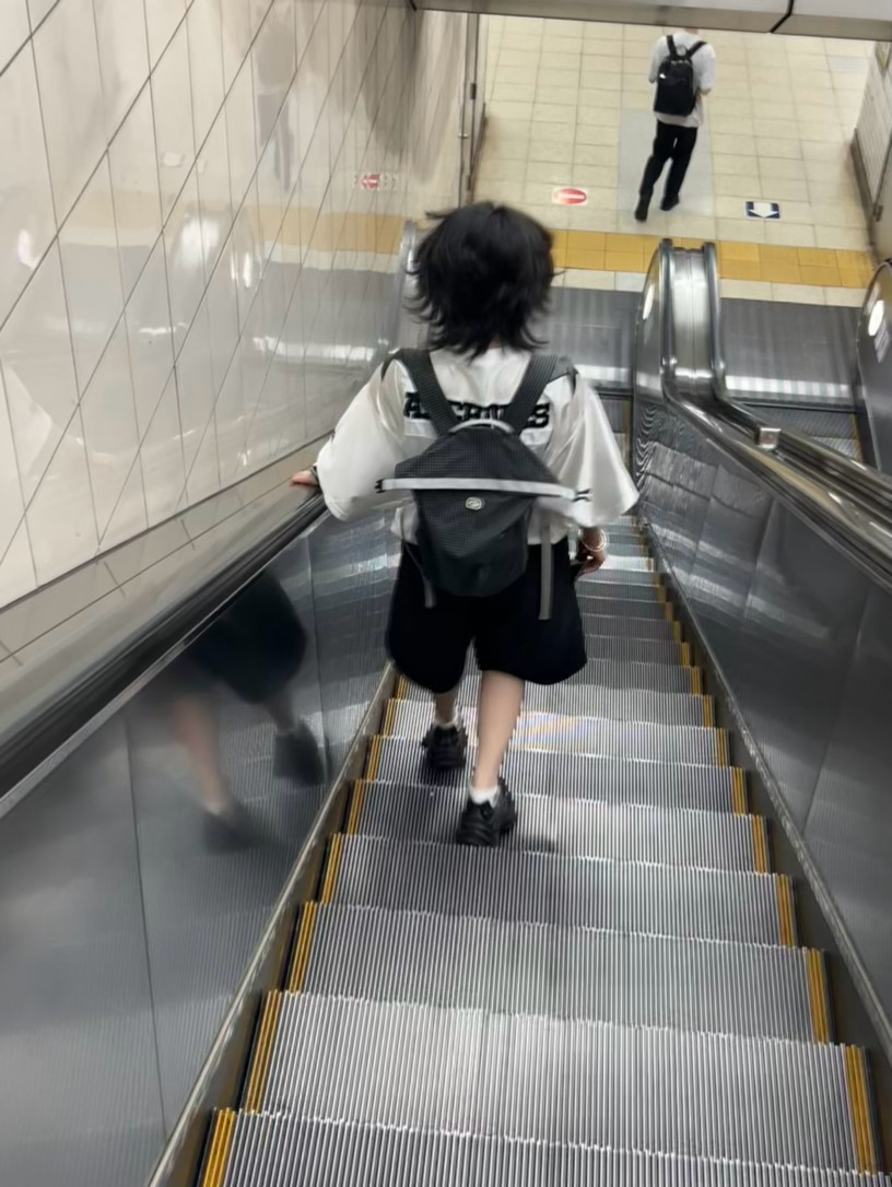 没事就想拍拍这个又小又老的人蹦蹦跳跳的时候像还没长大的她唠叨我的时候又像另一个我