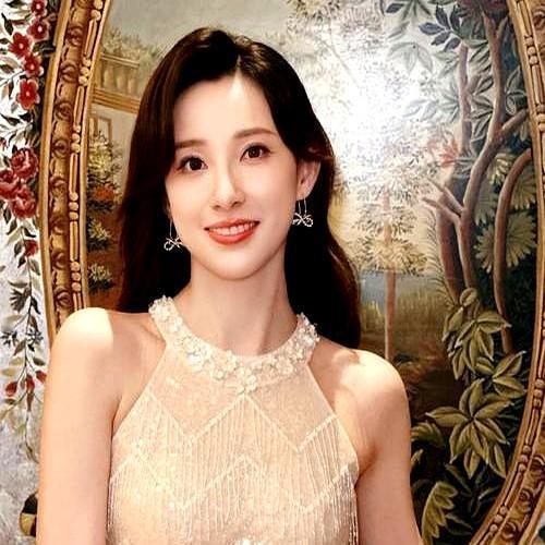 春晚主持人谁更出彩？央视新生代的马凡舒和王嘉宁正代表不同未来方向。

马凡舒从体