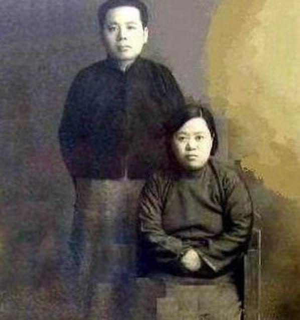 1913年，18岁的张恨水被逼结婚，新婚夜，他满心欢喜地挑开新娘的红盖头后，顿时