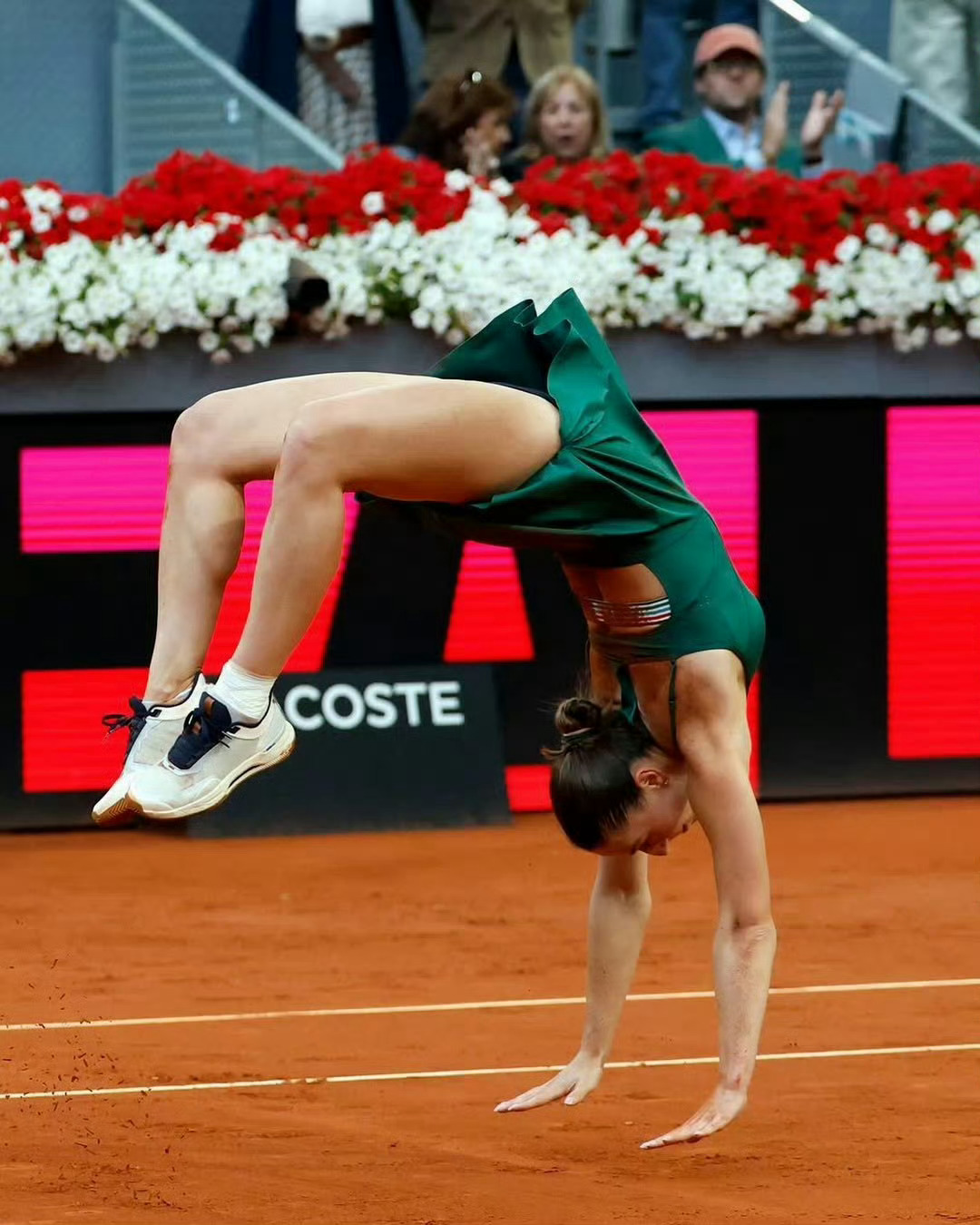 wta超话[超话]    科斯秋克“后手翻”庆祝马德里夺冠🏆WTA1000马德