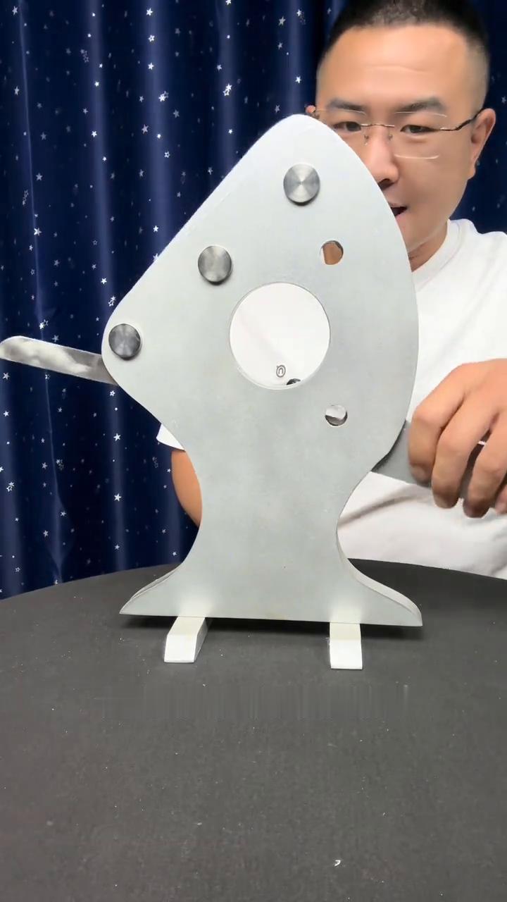 揭秘刀切手臂魔术。
大家好，这里有一把非常锋利的铡刀。接下来把手伸进去，伸进去以