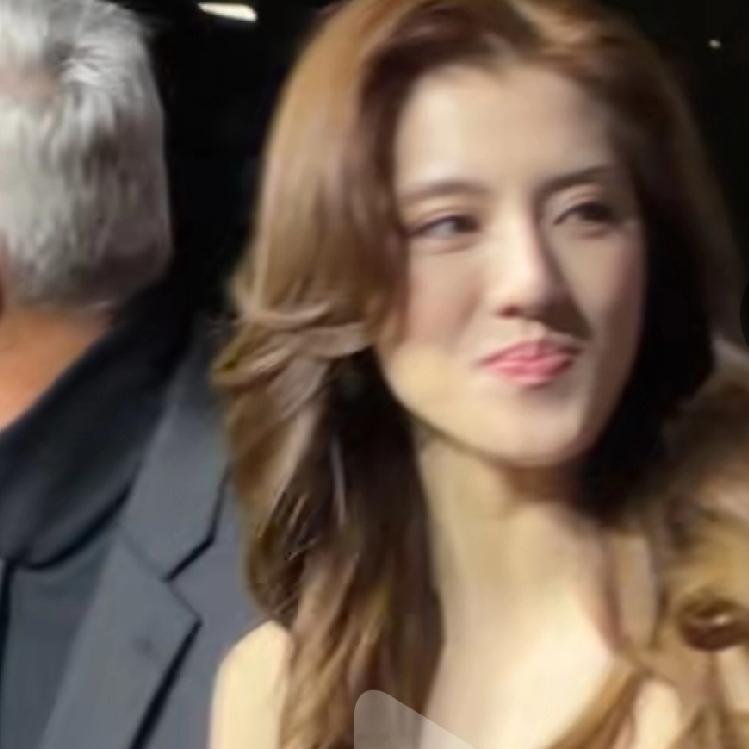 哈哈哈，头一回看见吴千语表情管理失败，
能让吴千语挂相，娜然也是个人才。
吴千语