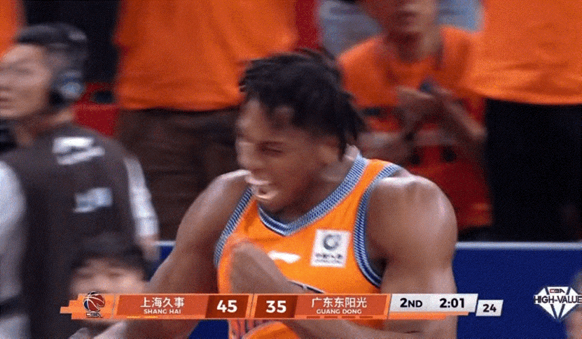 这家伙是失去理智了嘛，也没有对他怎么样，扣个篮就变成这样了，其实以上海队的阵容，