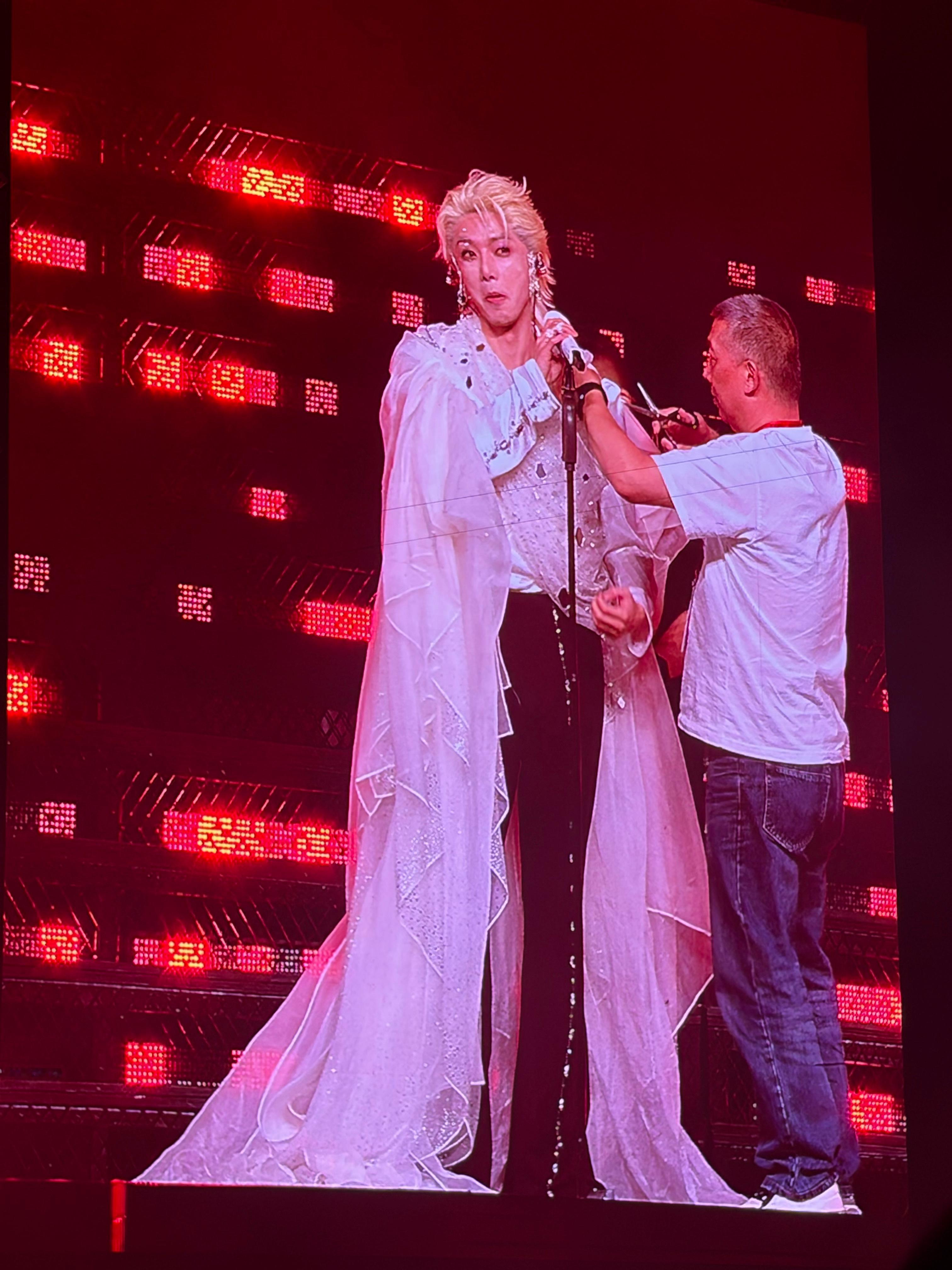 卧槽直接把衣服剪了2026华晨宇火星演唱会 ​​​