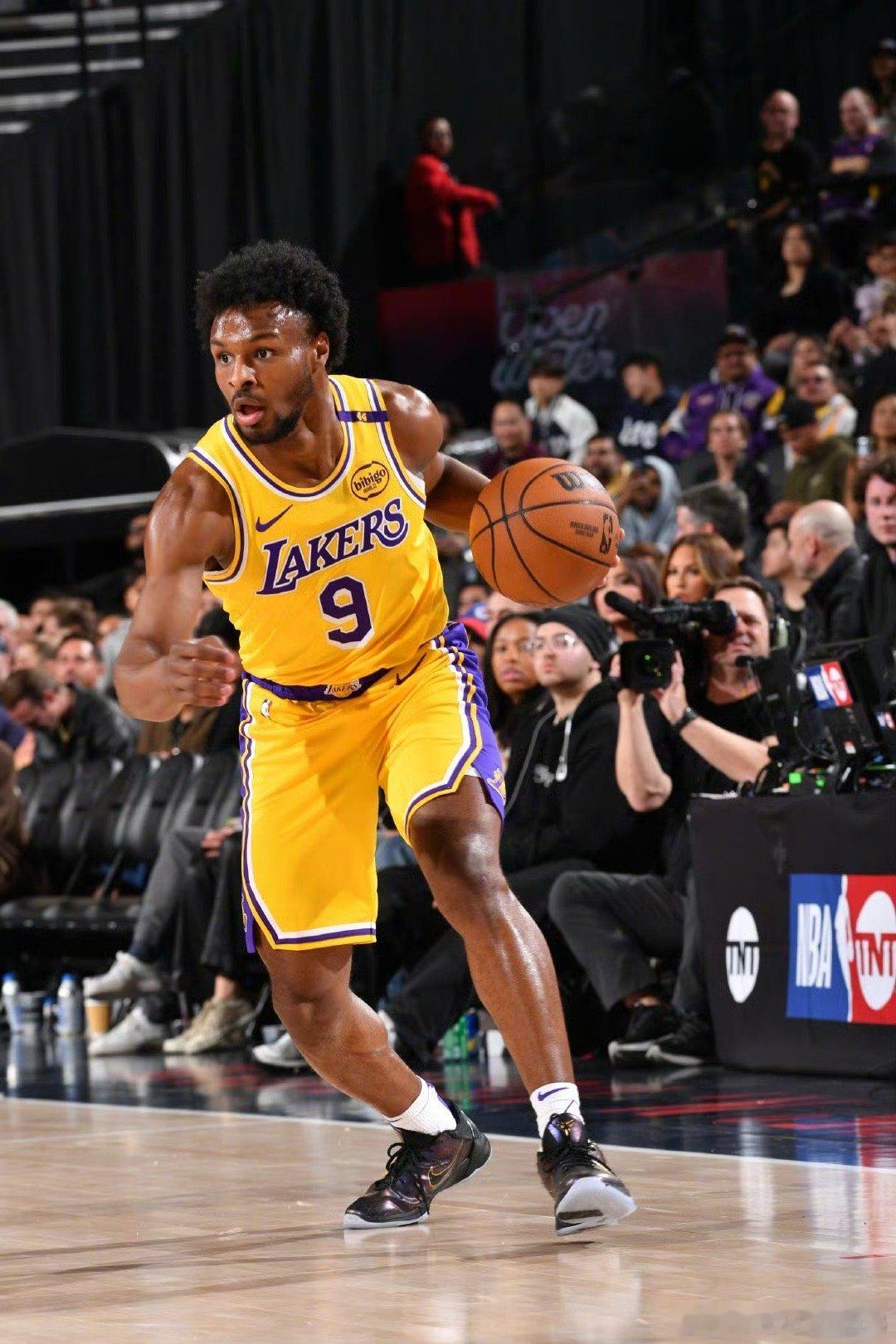 布朗尼NBA生涯首记三分 詹姆斯还是有曝光度啊！人家乔丹儿子惹事进局子都比不过布