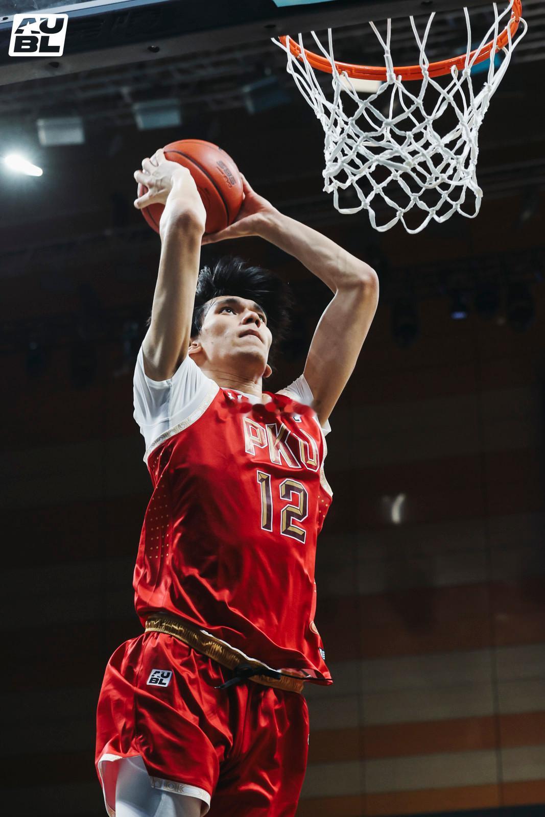 在今天首届亚洲大学生篮球联赛（AUBL）1/4决赛中: 政治大学102:58大胜
