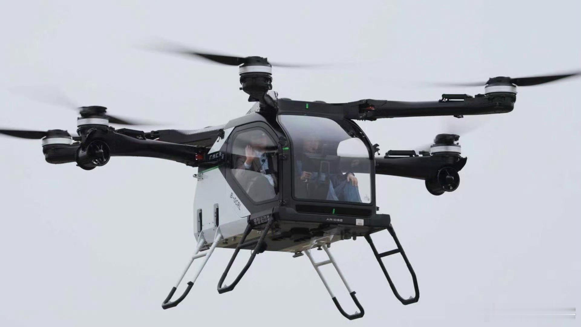 想知道怎么出场最炫的都可以来看看了，坐飞行汽车降落，简直科幻片照进现实。下次如果