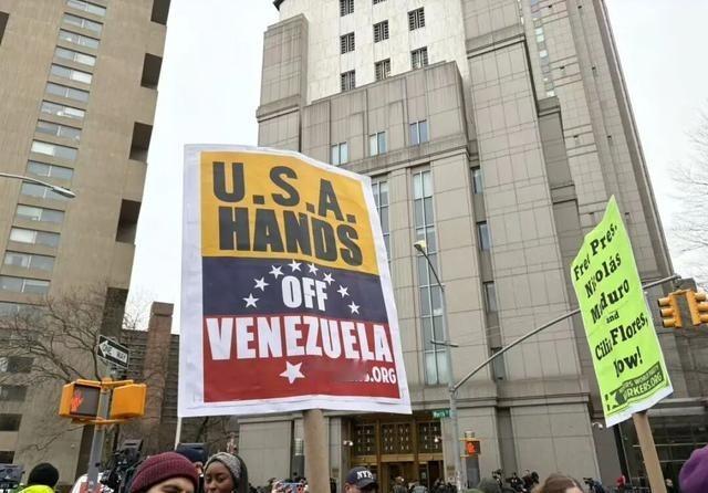 委内瑞拉又给世界做了一回镜子。最近委内瑞拉又火了，但不是因为石油，而是因为一场从