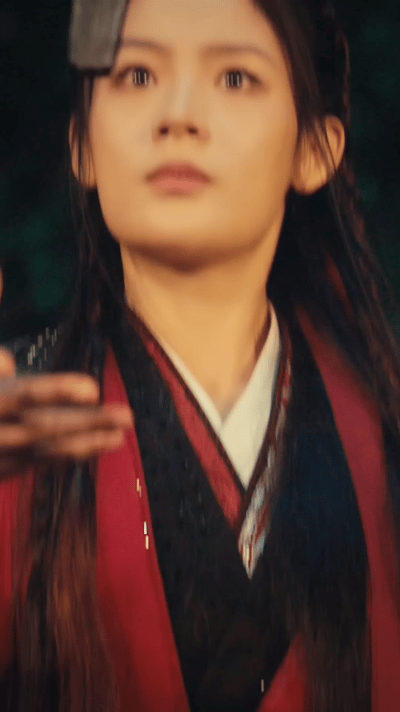 陈丽君红衣少侠一眼惊艳央视春节戏曲晚会 越剧身段遇上江湖侠气，陈丽君的红衣少侠太