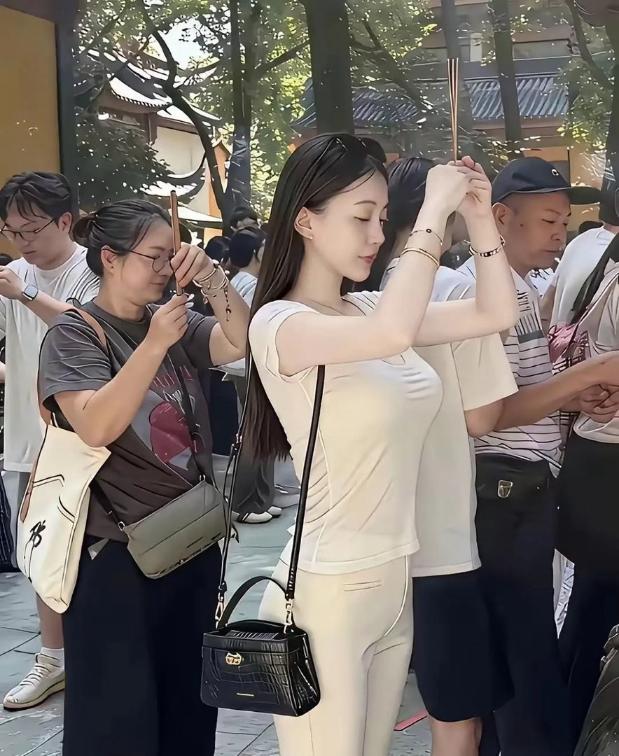 她已经够完美了，还在求什么？ ​​​