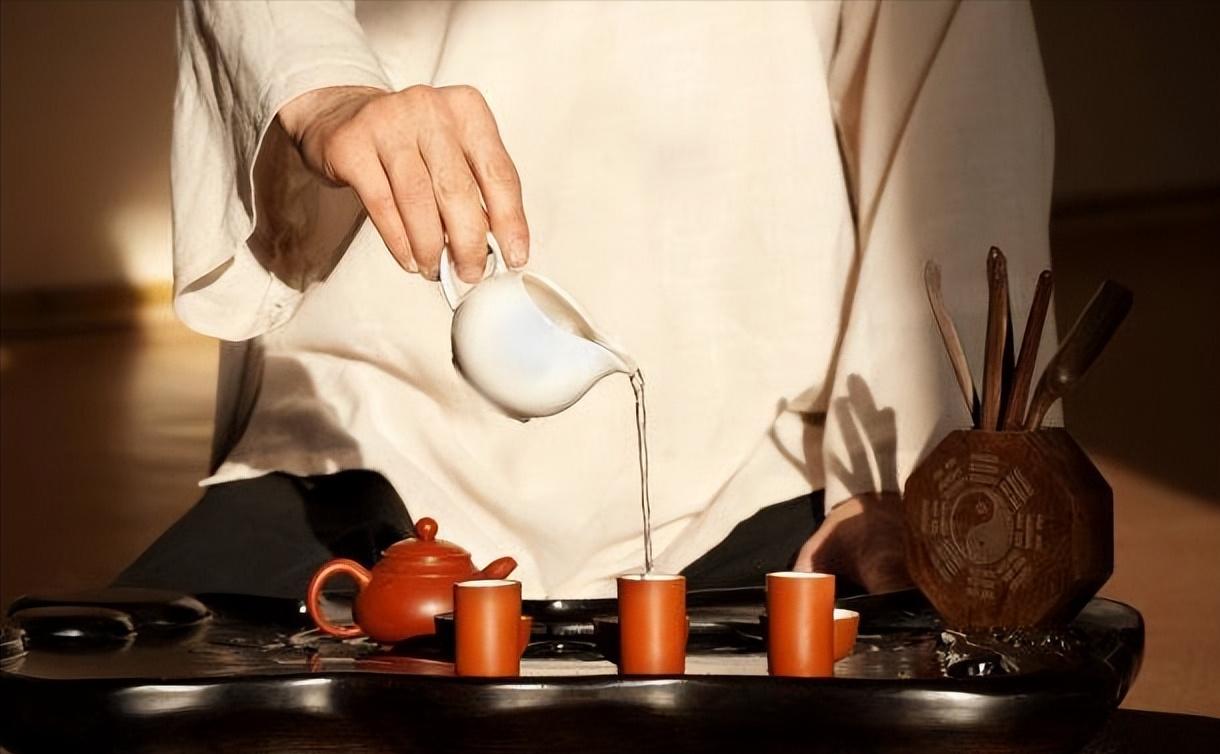 你绝对想不到，一杯茶竟藏着中国人的两种活法！

咱都听过 “琴棋书画诗酒花” 和