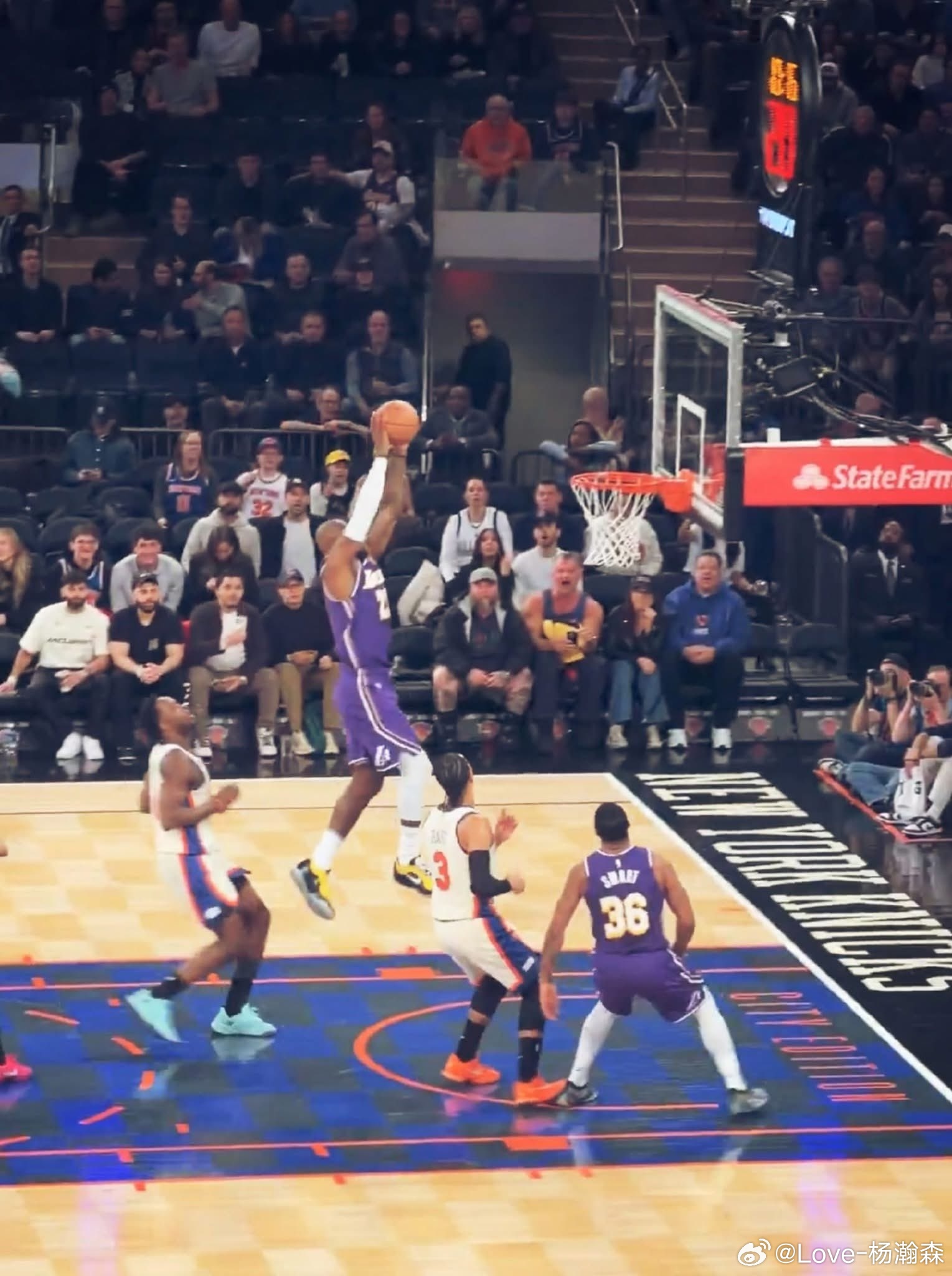 41岁的詹姆斯依旧能跳这么高，你让他下赛季留退役？不可能的！但留不留在湖人，就不