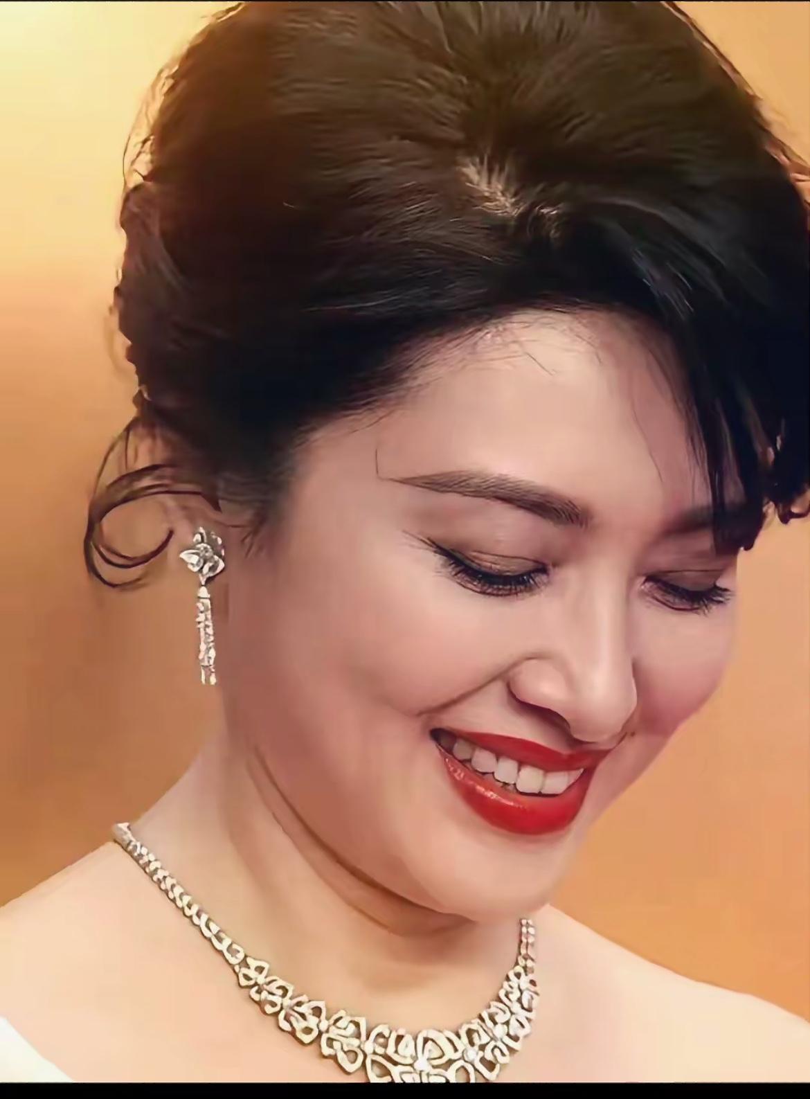 你们说说吧
什么是最美女人
虽然老了，还是一样的美哦