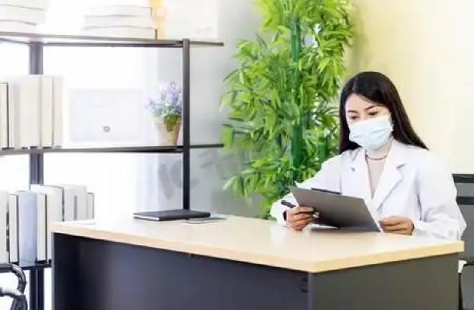说说什么是活死人吧
有次门诊收了个奇怪的病人，是挂着液抬来的，听家属讲失恋了，说