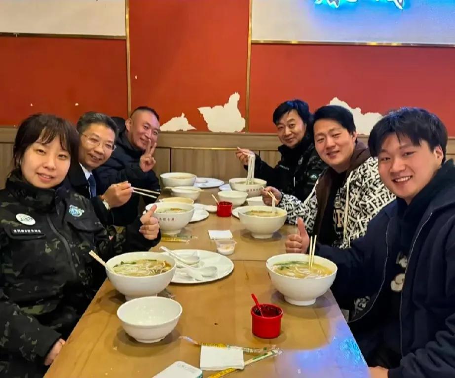 动保协会的效率真高啊！网友们终于可以安心放心了。昆明动物园里的猫猫被移出猴山来了