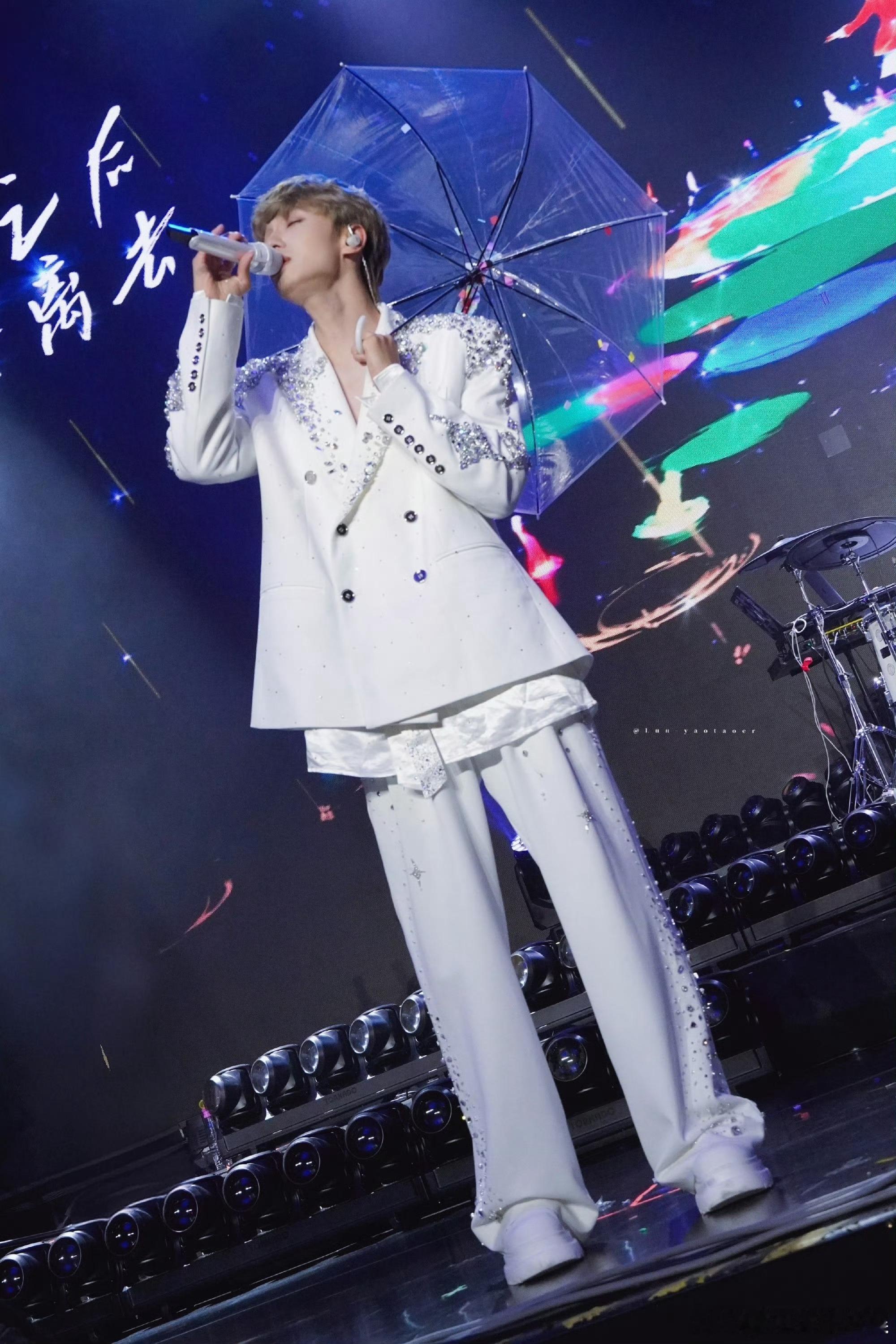 管健嘉晨披哥一公舞台🎶不负努力的一公表演！管健嘉晨全程投入舞台，状态在线表现力
