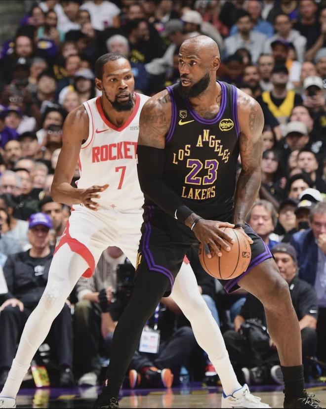 据ESPN名记Shams在节目中透露，杜兰特将继续缺席首轮G6，而骨挫伤至少需要