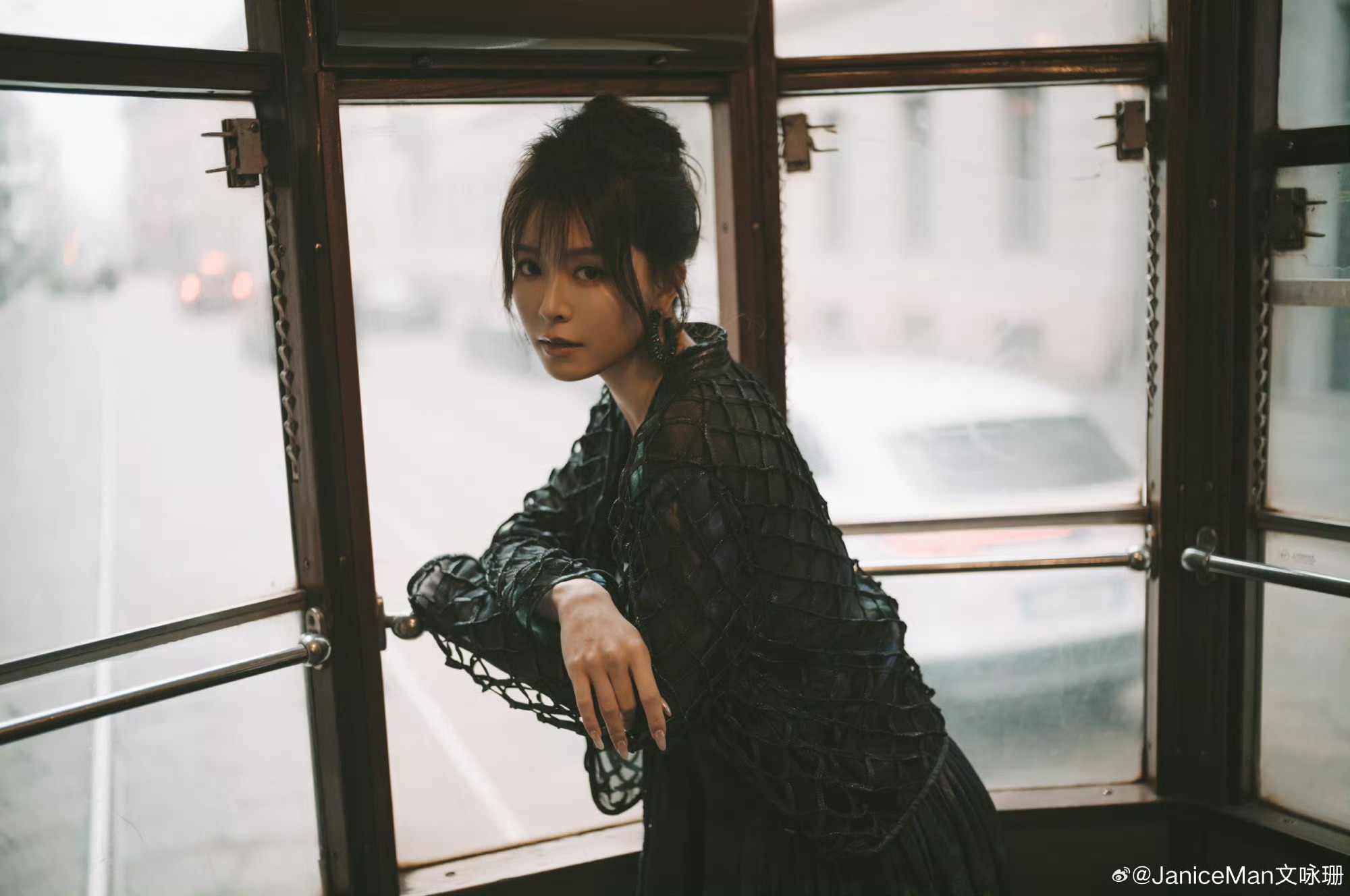 文咏珊深V 文咏珊米兰时装周深V造型将性感与高级感平衡得恰到好处，冷艳又魅惑，太