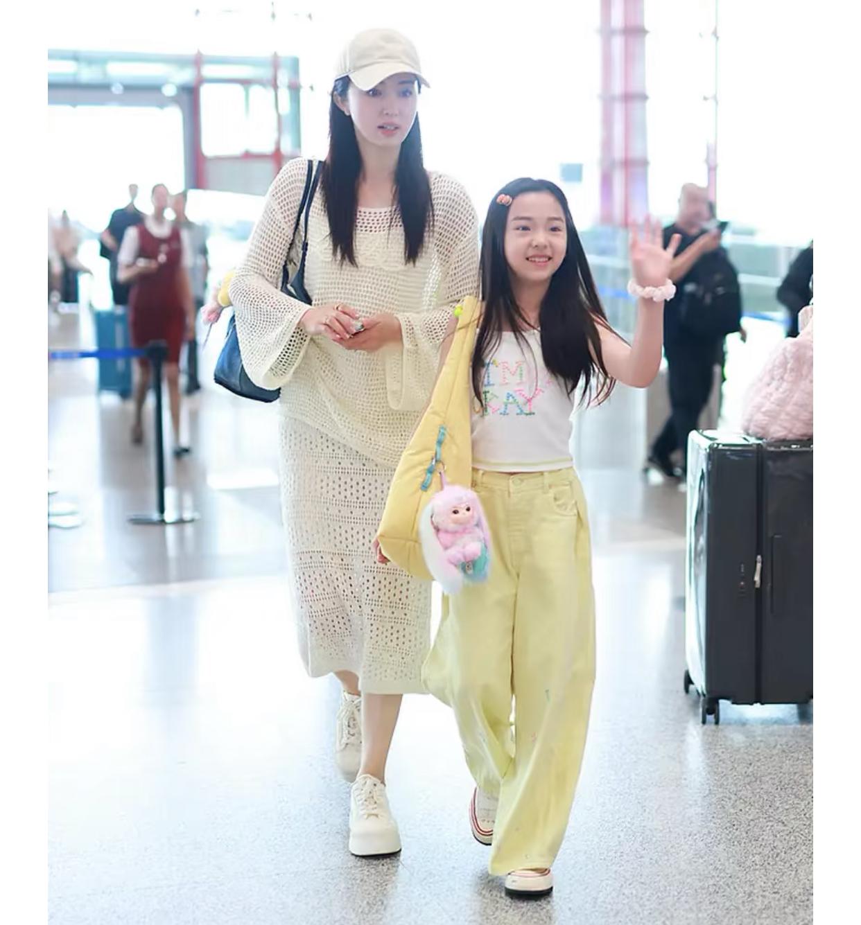 也是想问问董璇，
朝哪个方向拜能生个小酒窝性格的女孩，
出道这么年她看起来在镜头