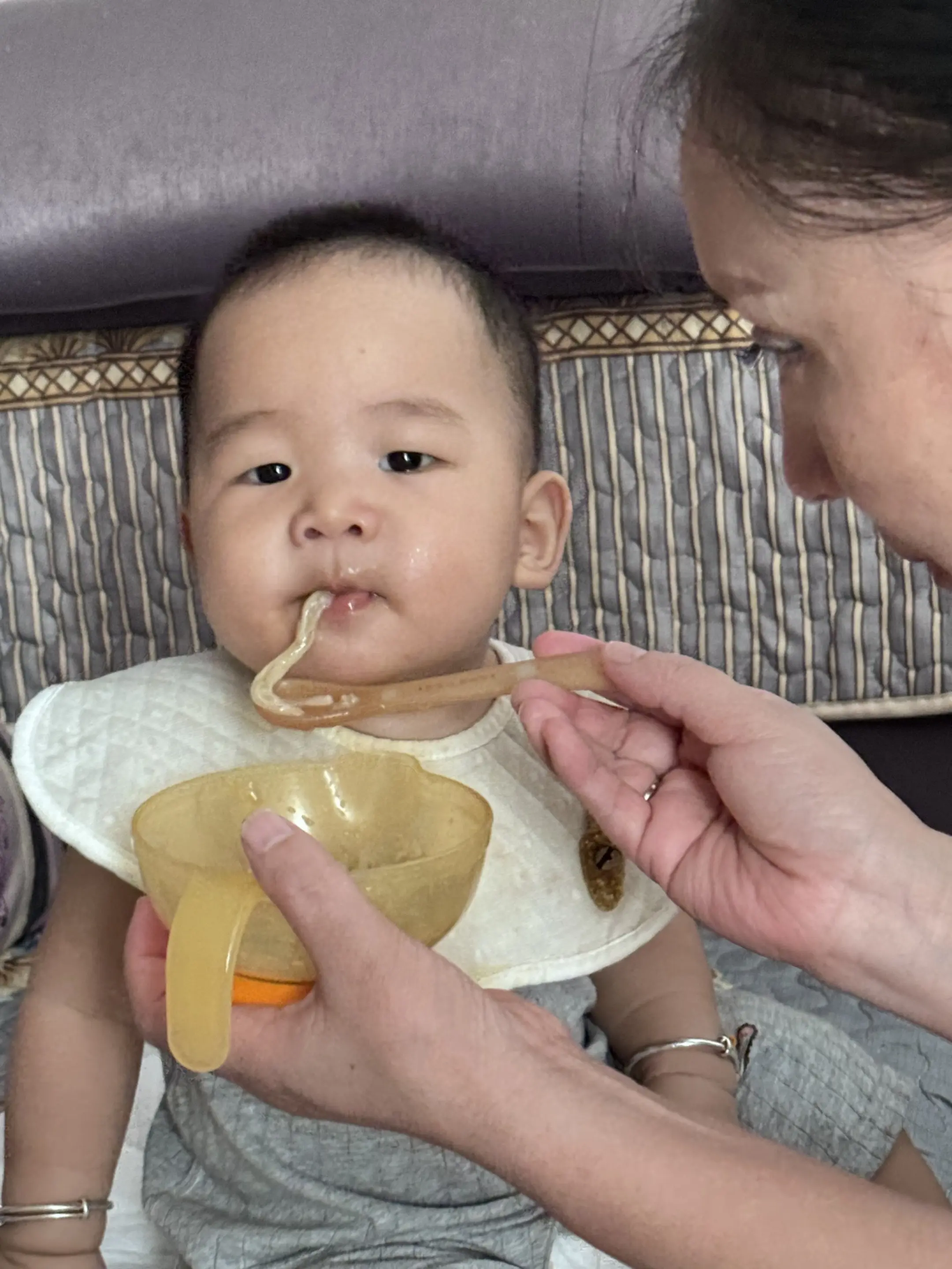 谁家小孩四点多都醒了到6.30才睡啊，我眼都睁不开，又困又怕他爬到床下边