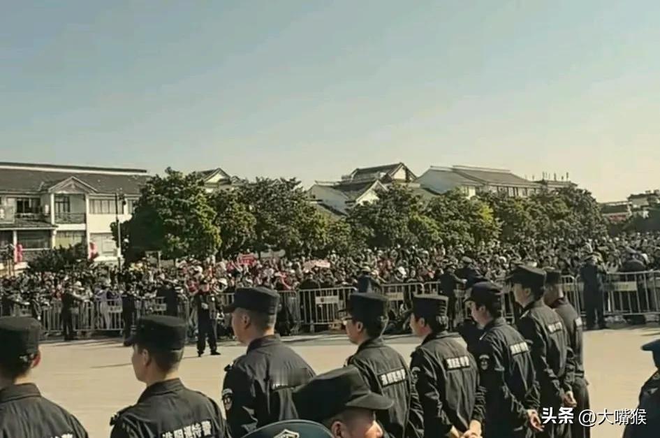 说南方人不追星我是不信的，
今天淮安追董宇辉的可以说人山人海，
一眼望去，
密密