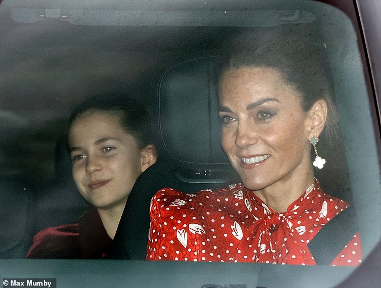 英王室三小只久违露面气质大变？夏洛特一身红裙气场变更强