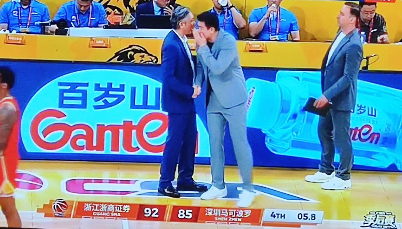 广厦92-85战胜深圳，大比分来到2-0，出线在望，布朗真的太厉害了，你协防他他
