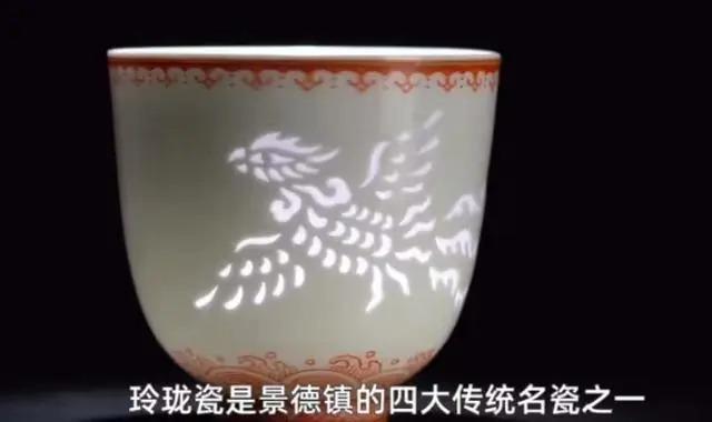 曾经目睹过一种瓷器，整个表面都镶嵌满了微小的孔隙，每一个孔隙都在光线的映衬下闪烁