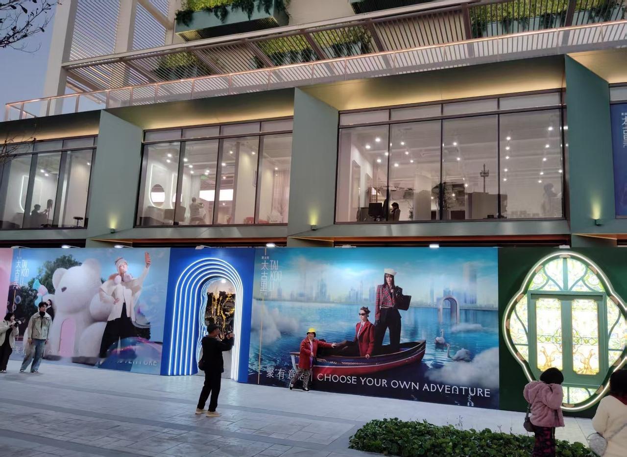 新潮打卡地，一起来感受
📍广州 广州聚龙湾太古里
广州新开业不久的潮流聚集地，
