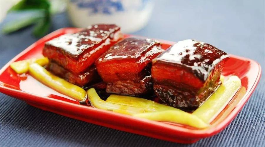 苏轼被贬黄州时，发现当地猪肉价极贱——"富者不肯吃，贫者不解煮"。他买来猪肉研究