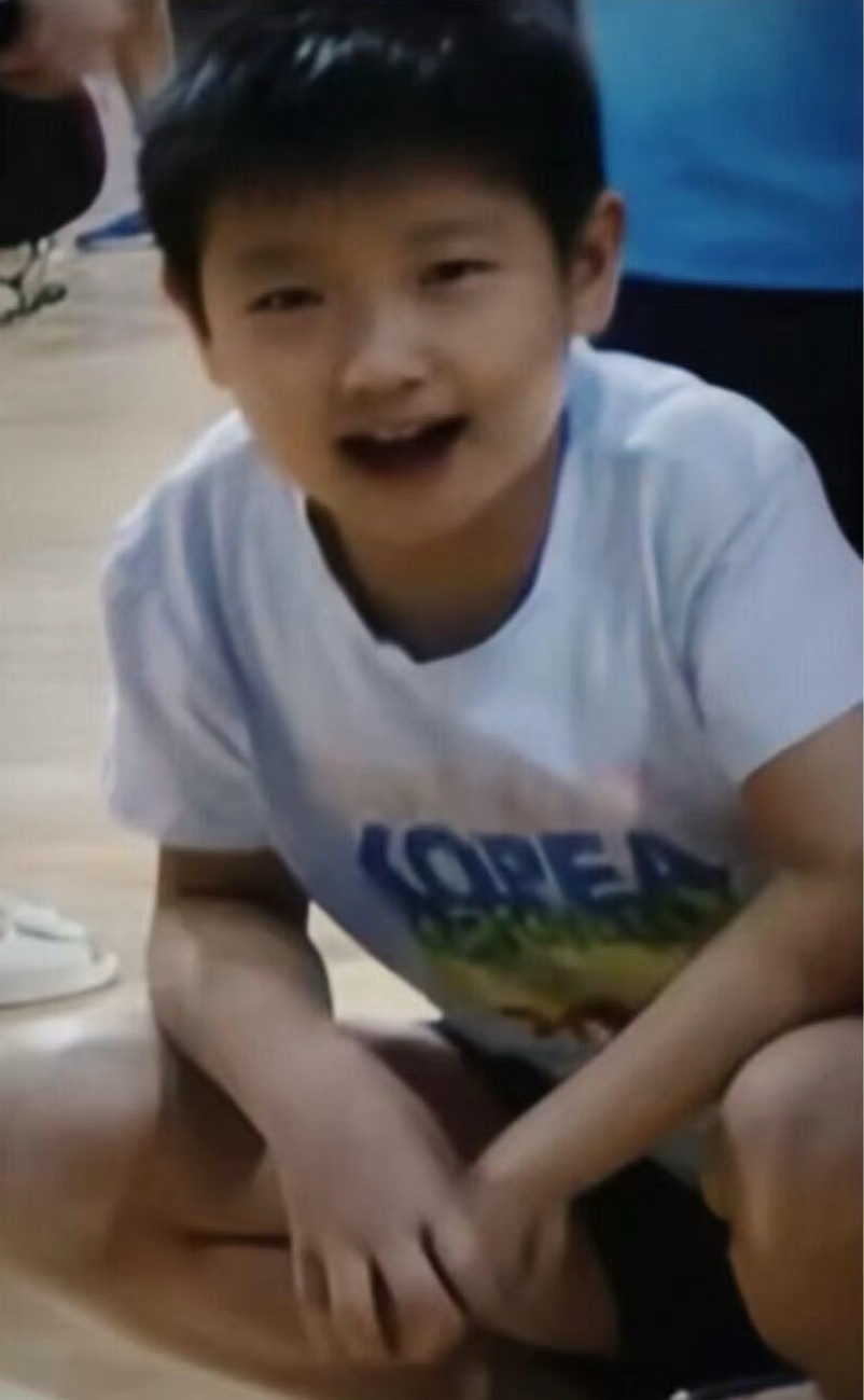 啊啊啊啊啊啊牙牙乐圆圆脸小肉手长大后一点没变 