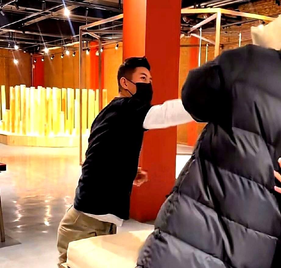 网传赵鸿刚与鸽武缘关系可能决裂，三个细节说明问题。
他宁愿硬扛着那一击受重伤，也