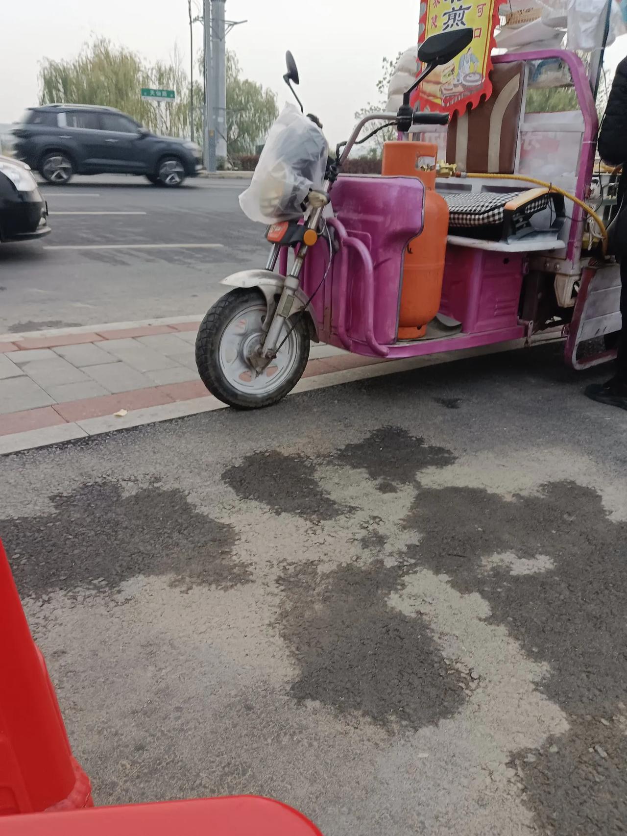 冬日生活打卡季今天又是个大晴天，早上去孝感的早点摊过早就吃了一碗热干面（如下图1