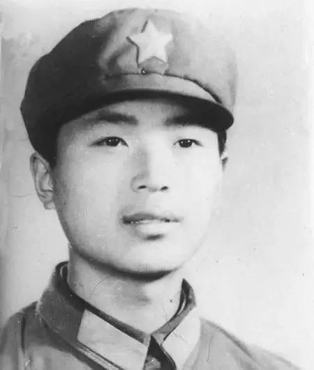 1985年，老山战斗中，小战士顾克路被越军炮火炸成“两截”，副连长孙兆群看到这一