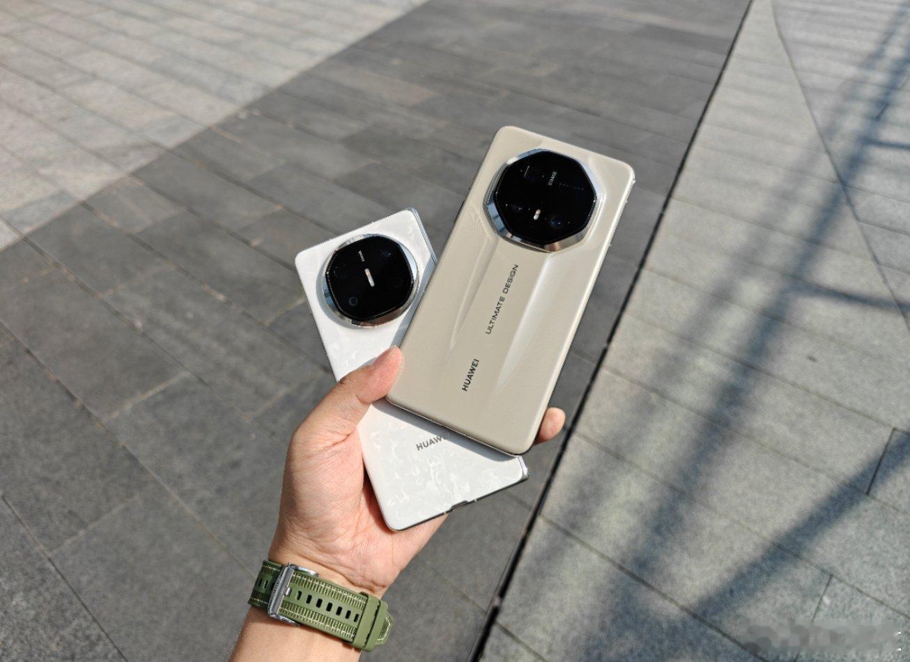 当我拿出华为 Mate 70 RS 非凡大师与华为 Mate X6 典藏版，阁下