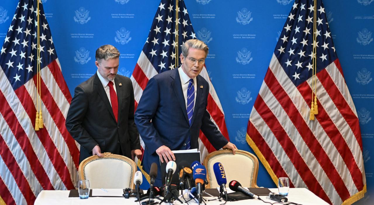 特朗普政府最终选择“举白旗”，中美新冷战的代价让美国知难而退。
其实，美国转变态