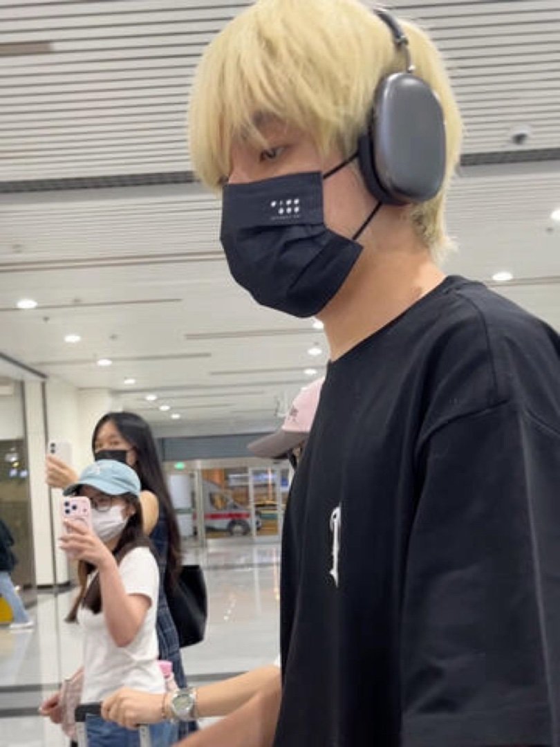 没有接机德的人不准接机妖魔鬼怪快离开 明天演出顺利张颜齐  线下追星… 戳我查看