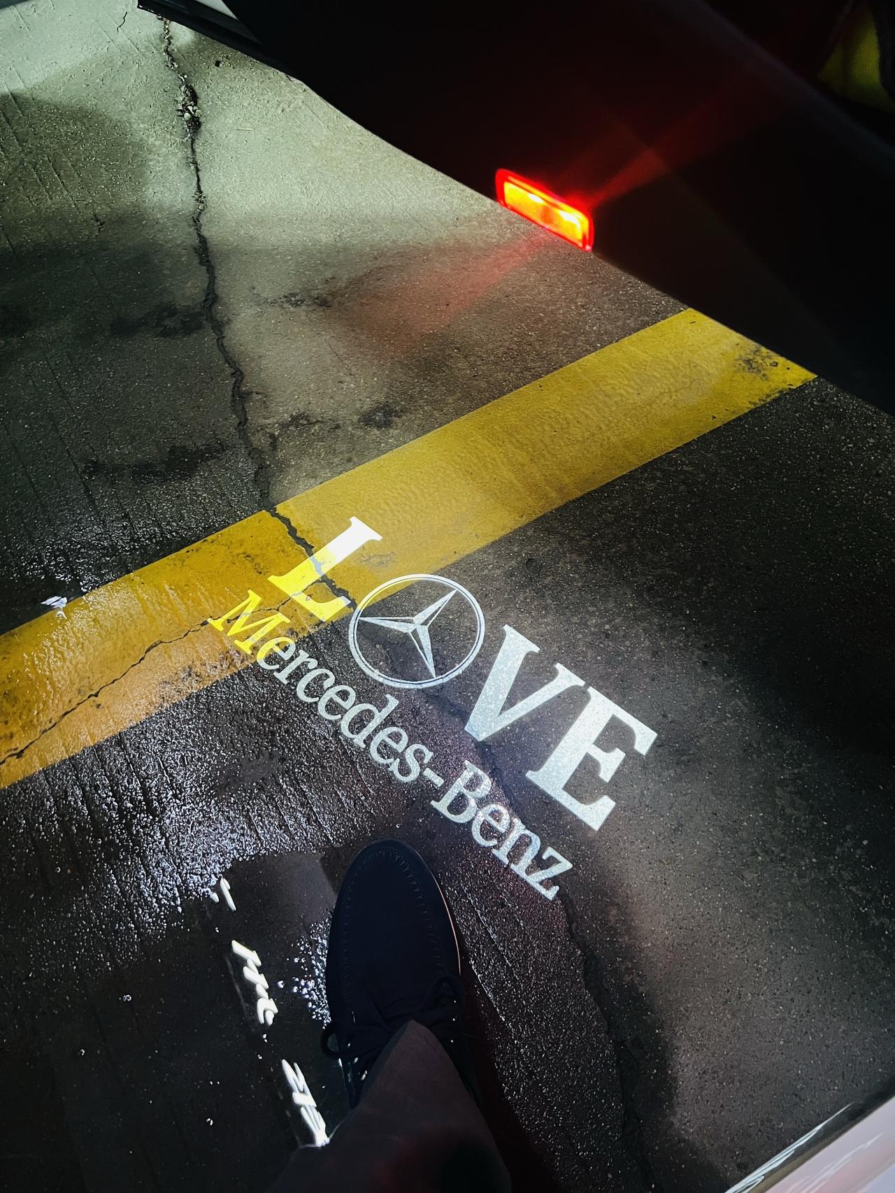 奔驰的朋友们，你们的迎宾灯是什么样的？奔驰