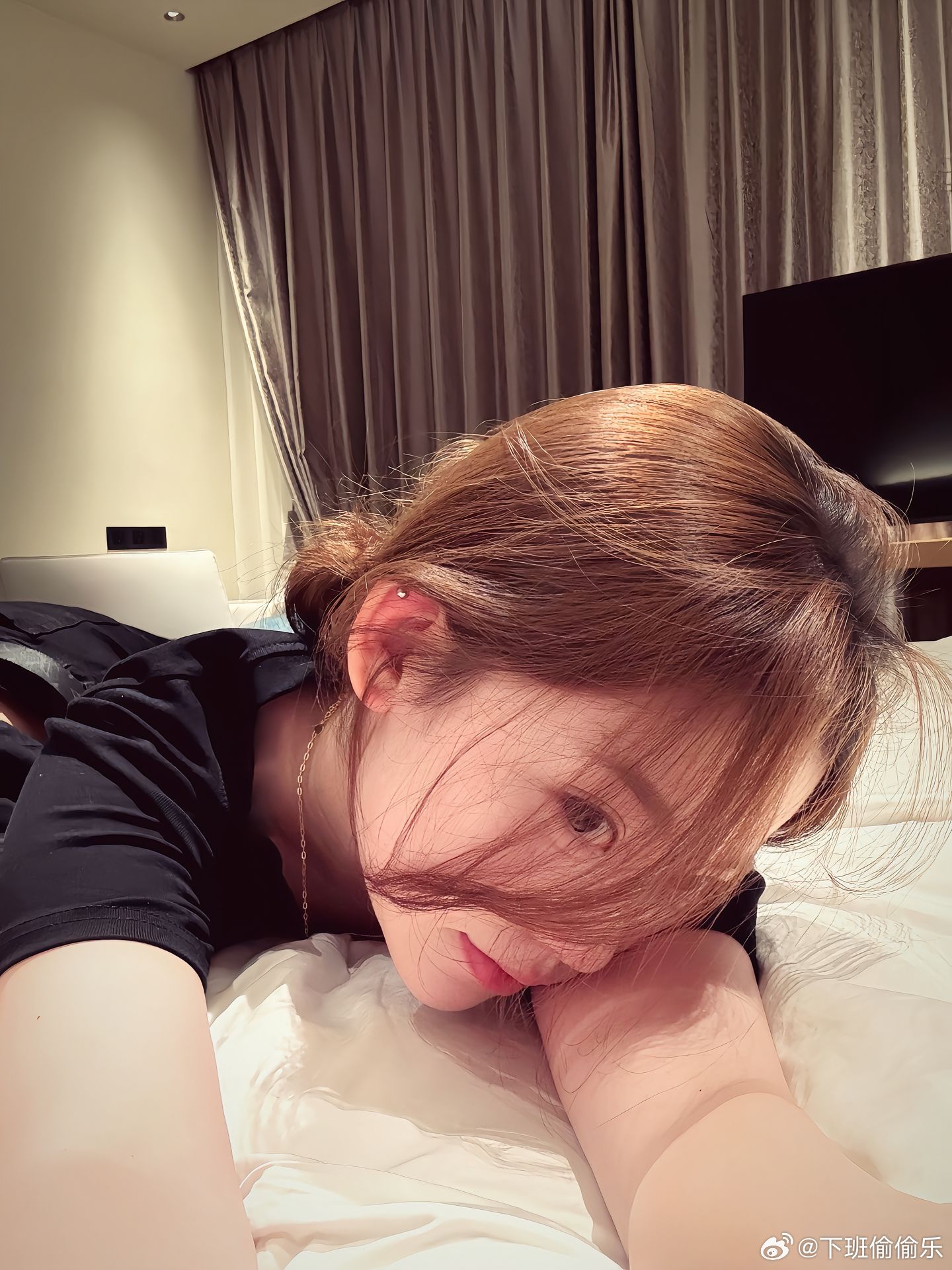 19岁 既没有25岁的成熟 又没有16岁的天真 像树上未熟的杏子 看着味美 实则