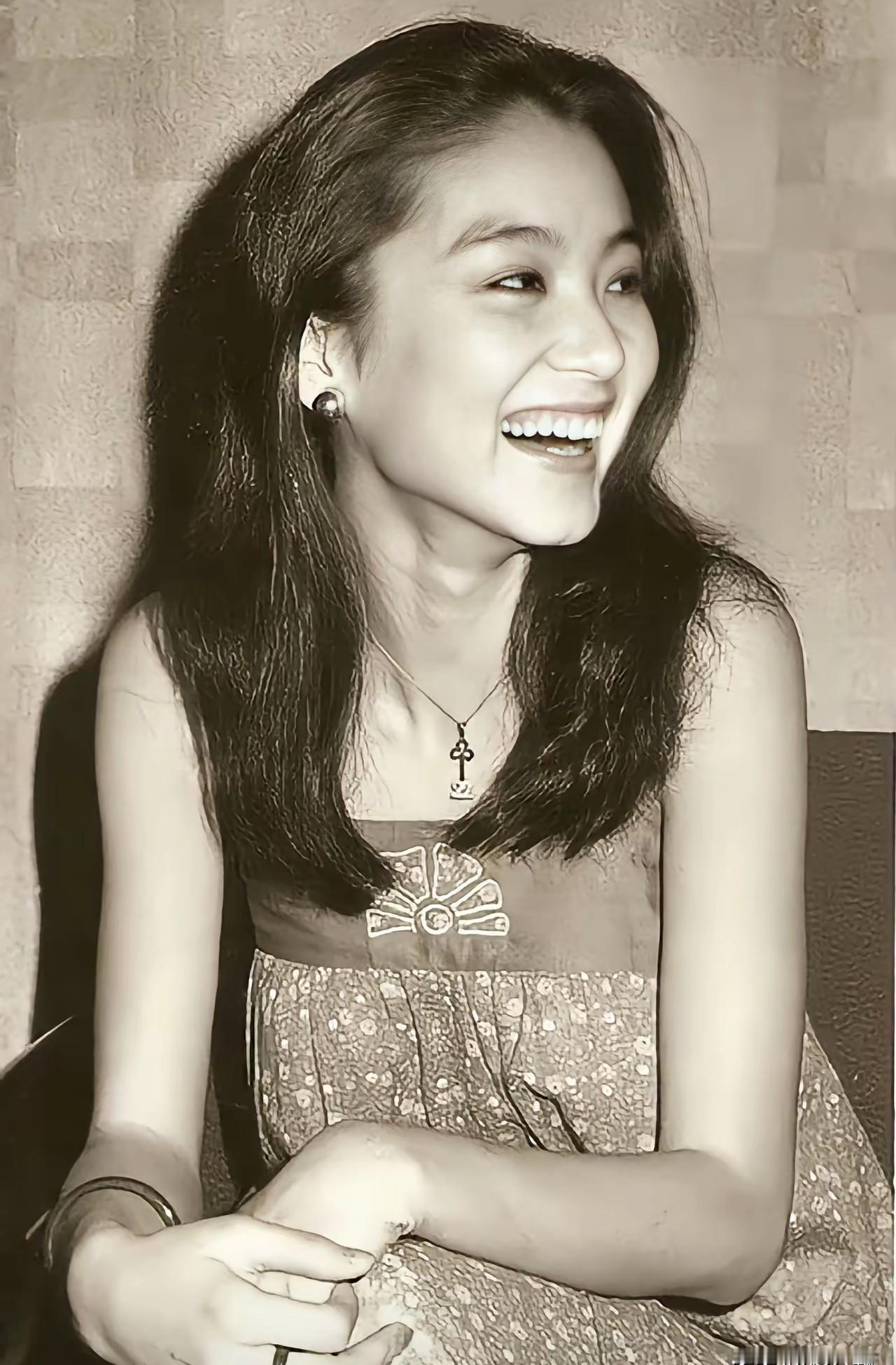 她等了他22年，最后嫁给了认识18天的男人。
这不是背叛，是清醒。
当年秦汉把离