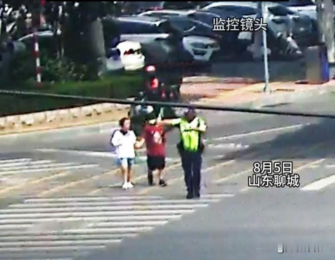 山东街头，交警大热天执勤，俩孩子跑来各自递了一瓶水。交警一愣，以为是来求助的，他