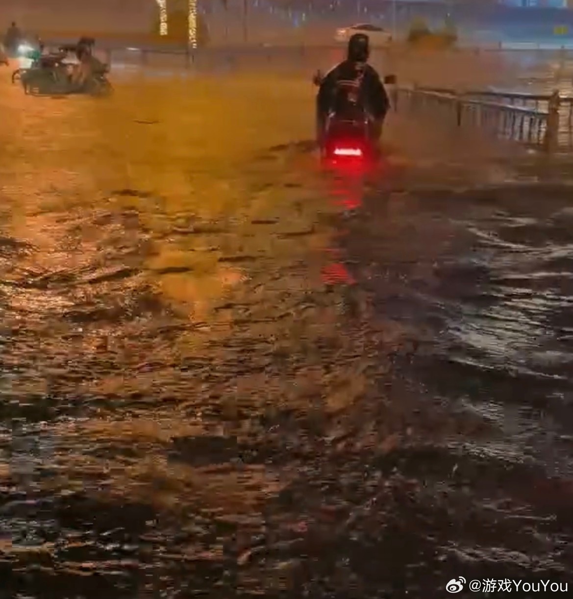 无锡暴雨今年的自然灾害真的好多，现在无锡市区的人行道都已经积满水过不去了，这真的