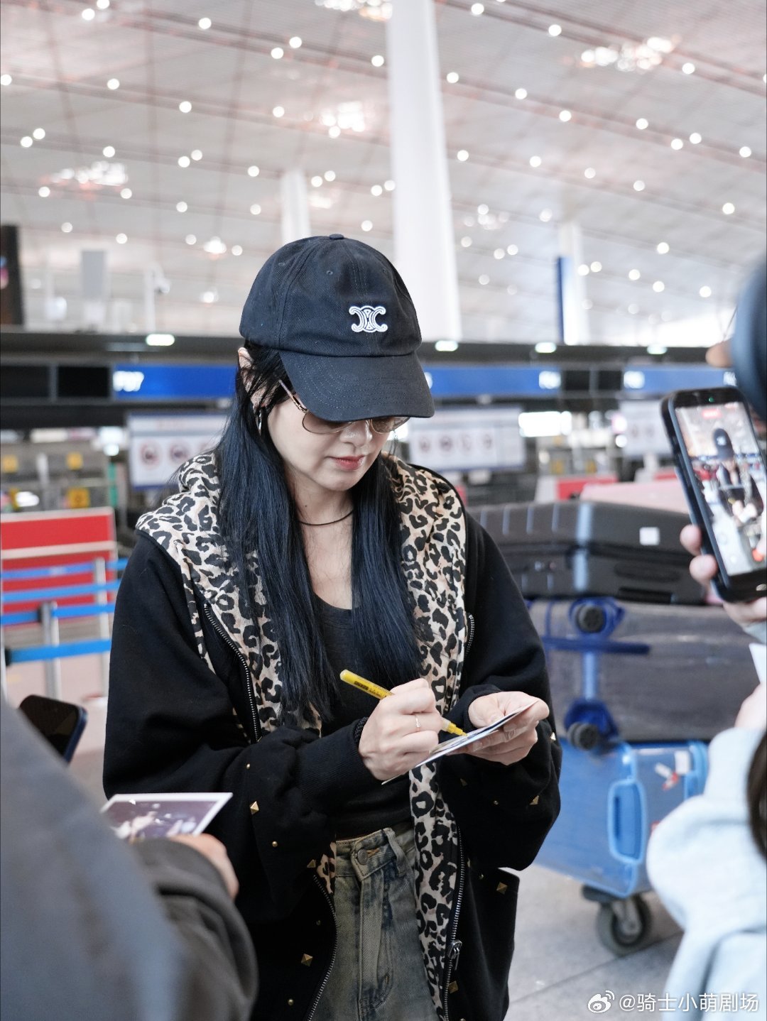 赵子琪出发浪姐机场路透赵子琪出发录制浪姐7一身休闲装扮从容出发，与粉丝互动真实不