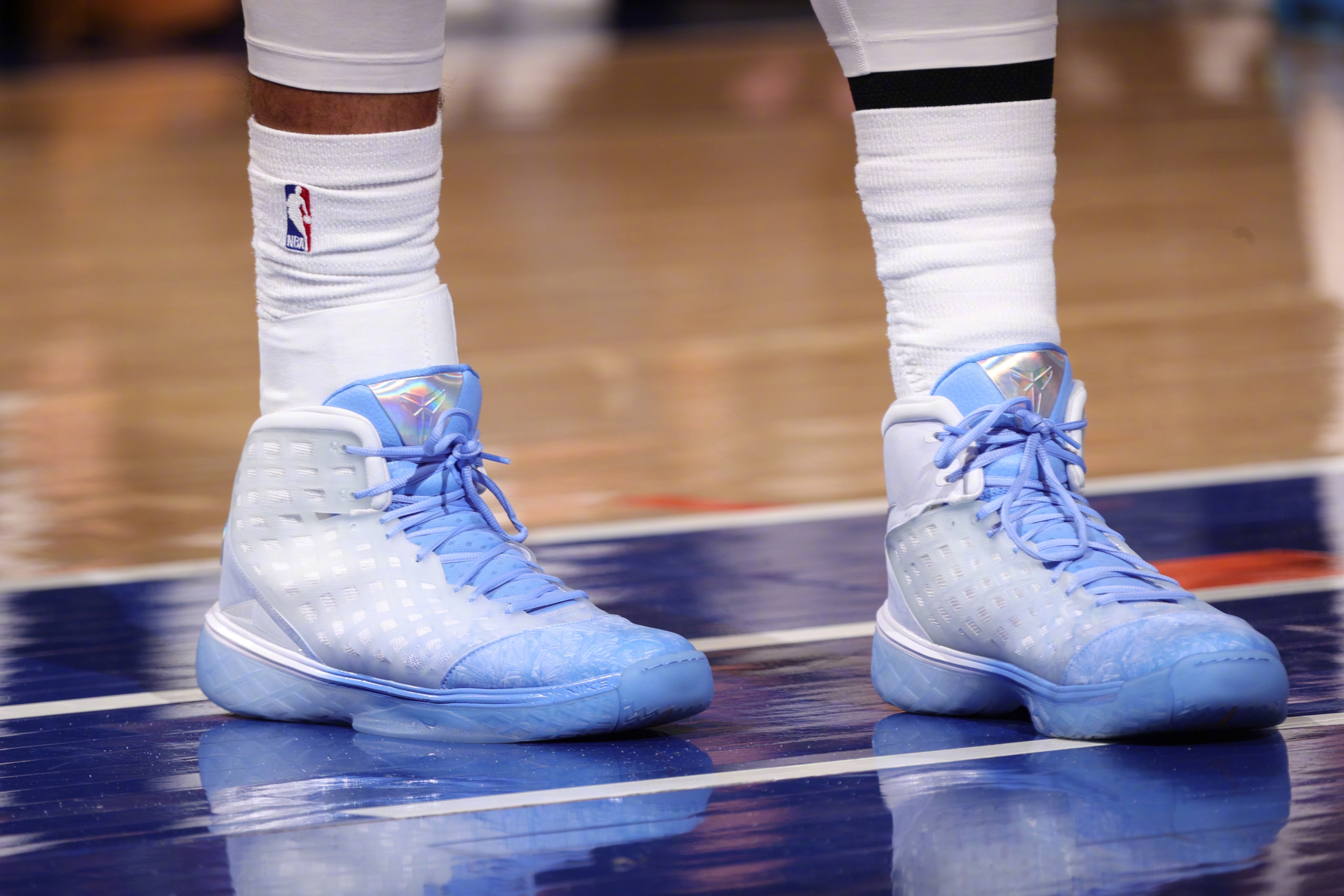 布伦森今天先是穿了Kobe 3，不知道是不是不习惯，后面又换回了常穿的Kobe 