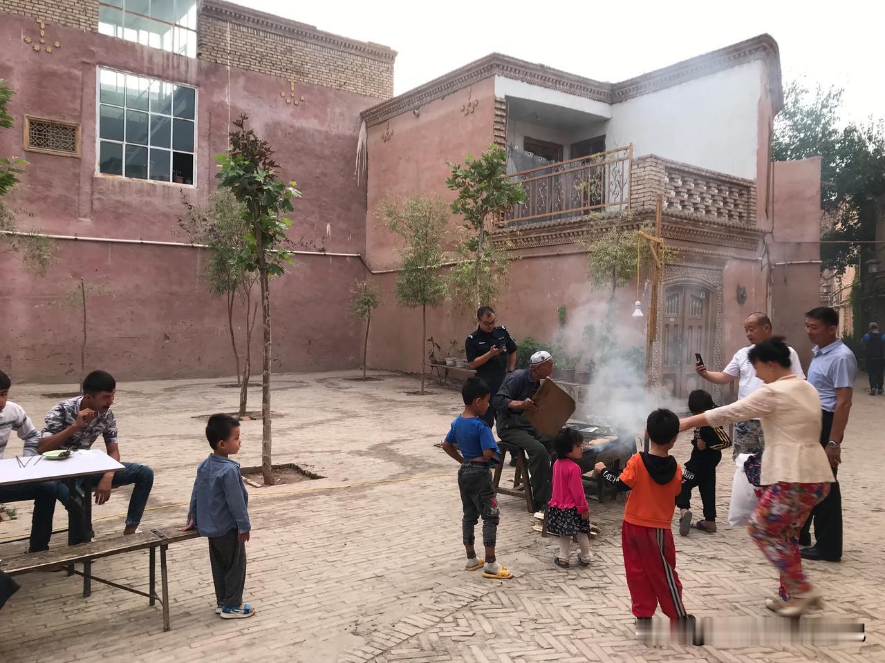 在喀什古城，遇到了一个79岁的维吾尔族老大爷，一个人，一个烧烤架，一张长桌，就是