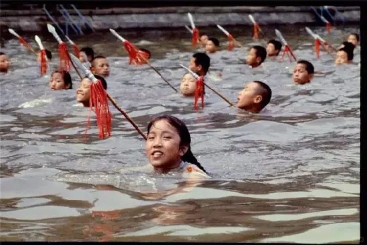 持枪泅渡｜1970年