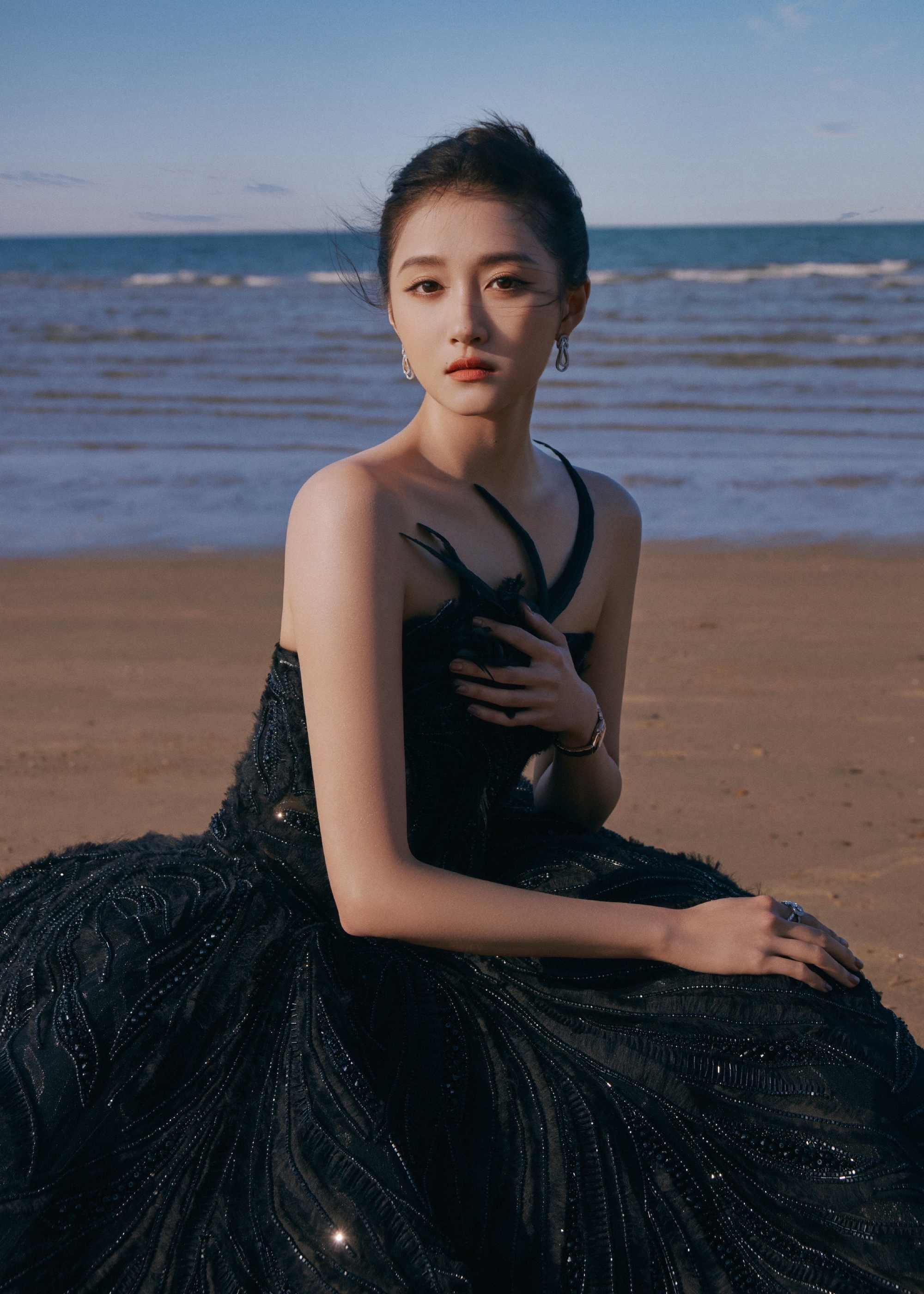 关晓彤 暗夜黑天鹅目前上身第13套Es  今天这套是国内首穿[赞]女神好美[流鼻