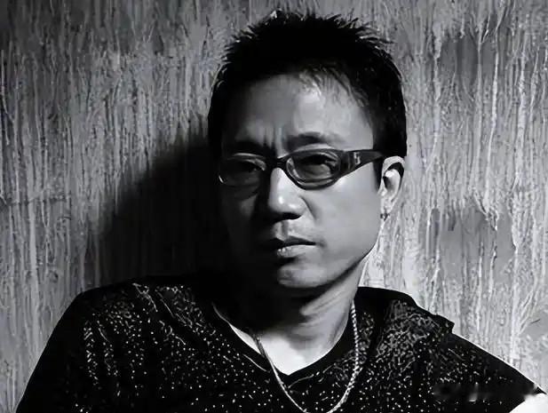 隆回县文化馆的音乐专干，写了三十年歌没人听，一首早安突然火遍全国。
《早安隆回》