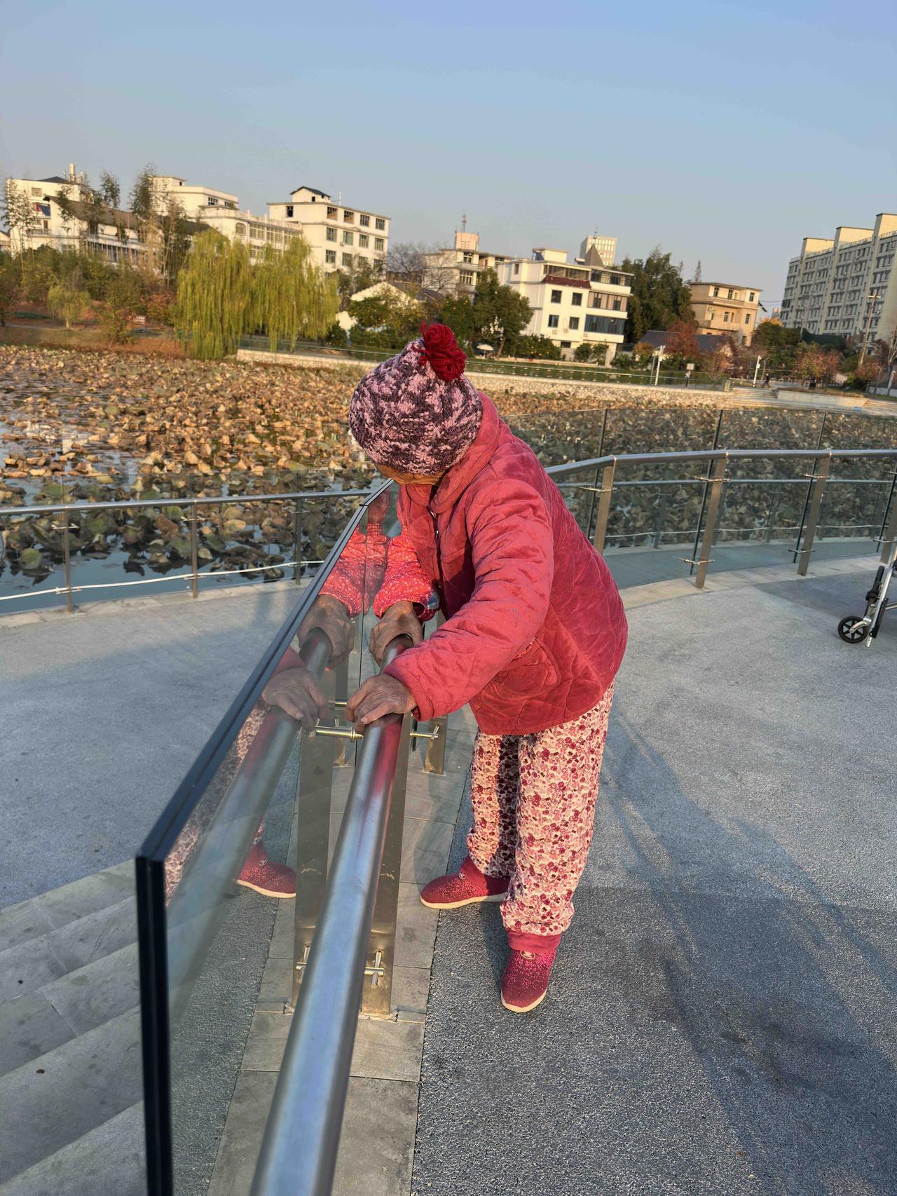 母亲撞伤后第四天了。

大妹照常一早就去服侍母亲，给母亲穿衣洗脸喂她吃早饭，还搀